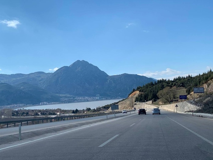 Вот такая ровная, широкая дорога у моря в Турции все время