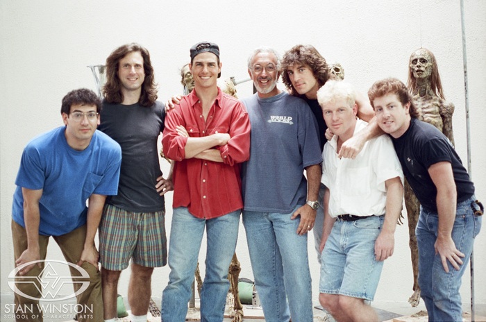 Том Круз, Стэн Уинстон и сотрудники студии. И их подопечные на заднем плане.