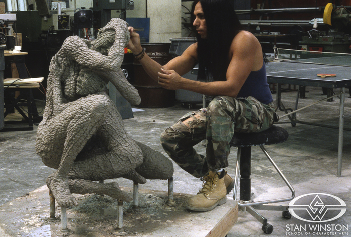 Скульптор Студии Стэна Уинстона Джои Ороско работает над фигурами сожженных солнцем Клодии и Мадлен. При создании скульптуры он ориентировался на реальные фото погибших людей из Хиросимы.