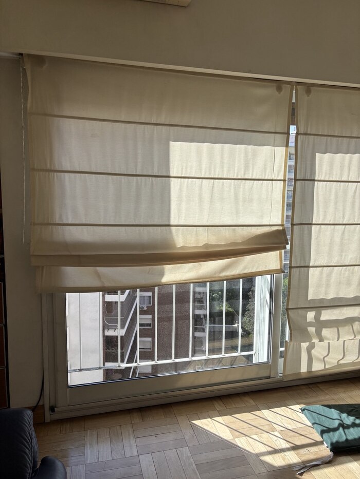 Обычно, как на фото выше, шторы такого вида. Уюта они не придают, но привыкаешь и к такому