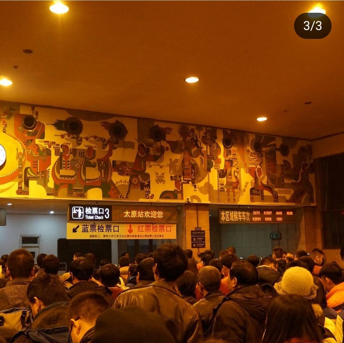 Прикладываешь билет штрих-кодом к турникету и проходишь. Вверху — номера поездов. Система похожа на систему гейтов в аэропорту.