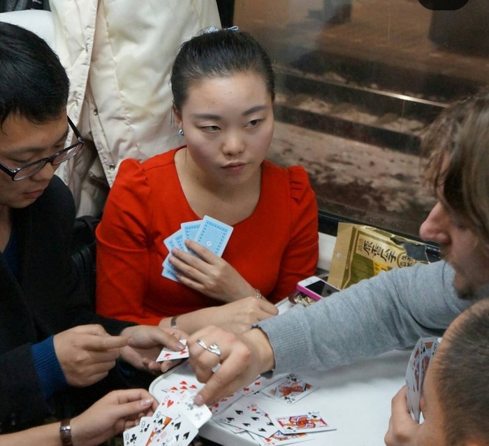 Кажется, она думает, я жульничаю.