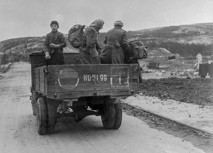 Жители Норвегии на советском военном грузовике. Осень 1944 года.