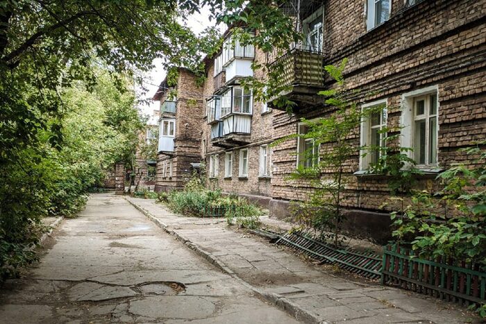 Территория вокруг домов тоже нуждается в обновлении. Фото: belka3000 (Пикабу)