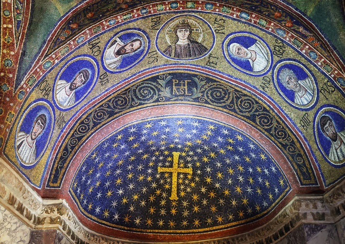 Капелла Сант-Адреа характерна большим количеством мозаик на небольшую площадь помещения.