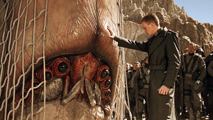 Настоящая история "Звездного десанта": как все должно быть по книге? Пол Верховен сильно изменил оригинальный сюжет Экранизация, Обзор фильмов, Рецензия, Фантастика, Научная фантастика, Космическая фантастика, Боевики, Фильмы, Книги, Литература, Лор вселенной, Космос, Космодесант, Будущее, Жуки, Обзор, Что почитать?, Длиннопост