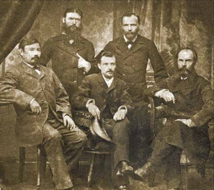 Доктор В. Загорский (в центре), фельдшеры: З. Файрузов, Коровин, Ушаков, Казанцев