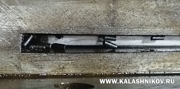 Несгоревшие пороховые зёрна у входа в патронник пулемёта Одколека. ВИМАИВиВС