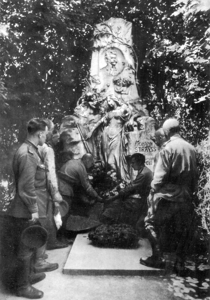 Фото - Евгений Халдей, Вена, май 1945