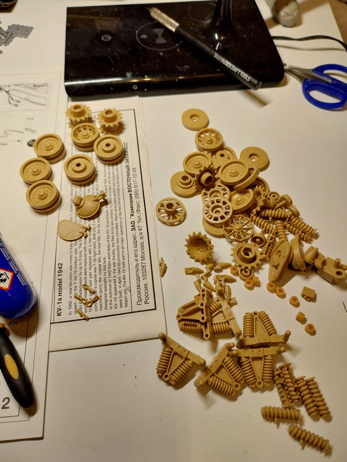 В коробке два варианта ходовой.Тележки с сдвоенными пружинами от Меркавы1.