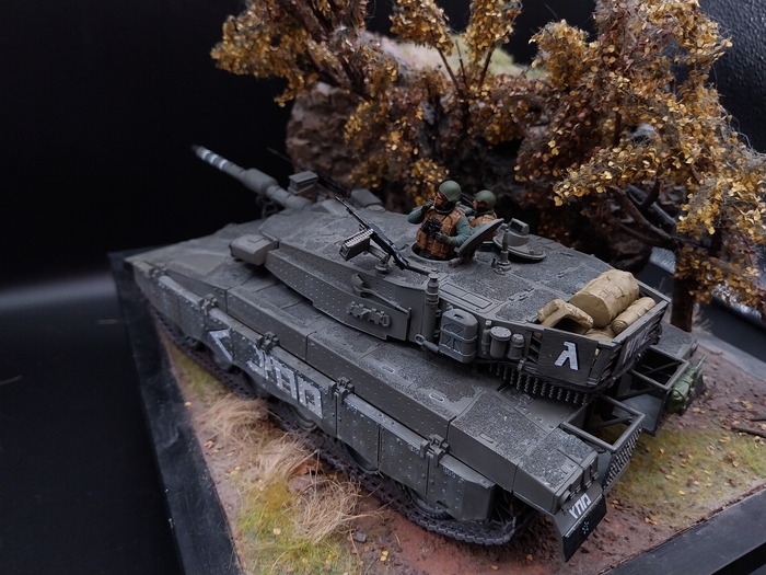 Теперь Академия оснащает свои Меркавы пластиковыми цепями на корму башни.Ранее этого не было.