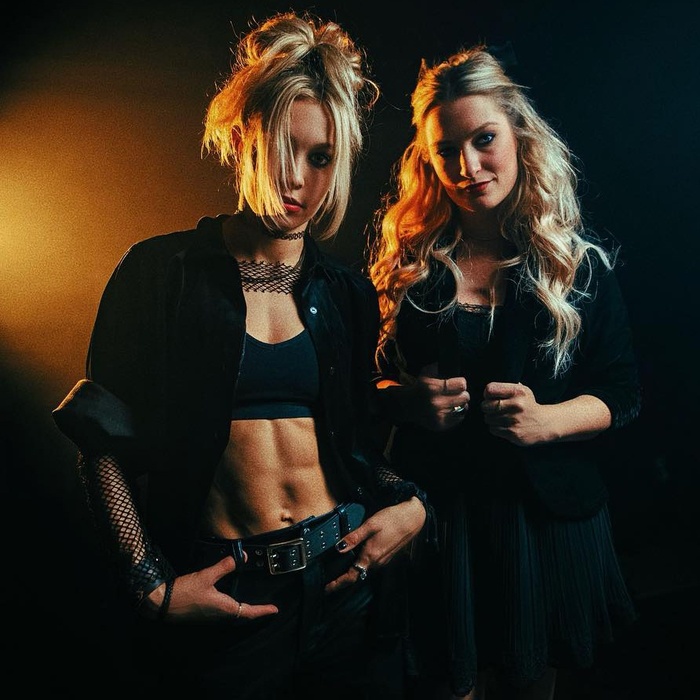 THE PRETTY WILD две сестры Ольга и Маша из Лас Вегаса хреначат практически по Чехову ALTERNATIVE METAL. Третья сестра Ирина - продюсер...