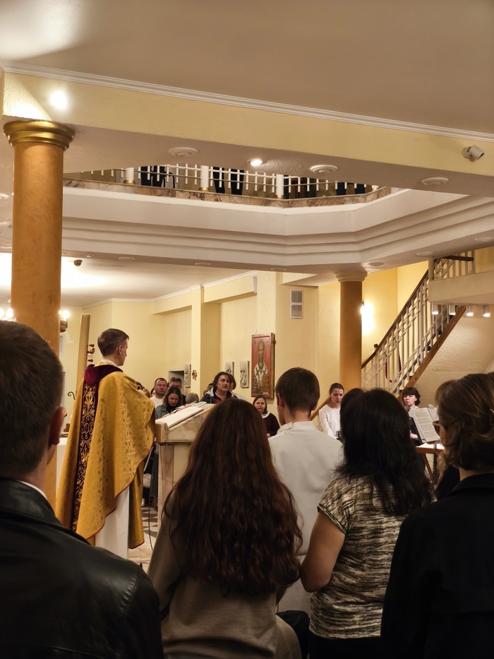 Ракурс неудобный, потому что стояли у выхода, чтобы верующим не мешать