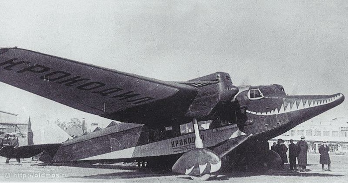 фото с сайта <a href="https://pikabu.ru/story/bombardirokrokodilo_rozhdyonnyiy_v_sssr__12637950?u=https%3A%2F%2Fsontucio.livejournal.com%2F755180.html&t=%D0%A1%D0%B0%D0%BC%D0%BE%D0%BB%D0%B5%D1%82%20%22%D0%9A%D1%80%D0%BE%D0%BA%D0%BE%D0%B4%D0%B8%D0%BB%22%20%D0%B0%D0%B3%D0%B8%D1%82%D1%8D%D1%81%D0%BA%D0%B0%D0%B4%D1%80%D0%B8%D0%BB%D1%8C%D0%B8%20%D0%B8%D0%BC.%D0%93%D0%BE%D1%80%D1%8C%D0%BA%D0%BE%D0%B3%D0%BE%20%D0%BD%D0%B0%20%D0%A5%D0%BE%D0%B4%D1%8B%D0%BD%D1%81%D0%BA%D0%BE%D0%BC%20%D0%BF%D0%BE%D0%BB%D0%B5.%20-%20%D0%9C%D0%BE%D1%81%D0%BA%D0%B2%D0%B0%20%E2%80%93%20%D1%80%D1%83%D1%81%D1%81%D0%BA%D0%B0%D1%8F%20%D0%B4%D0%B5%D1%80%D0%B5%D0%B2%D0%BD%D1%8F%20%E2%80%94%20LiveJournal&h=fb09a2e1b5e7b1b9f9dae9a06b8eed7228fe7c03" title="https://sontucio.livejournal.com/755180.html" target="_blank" rel="nofollow noopener">Самолет "Крокодил" агитэскадрильи им.Горького на Ходынском поле. - Москва – русская деревня — LiveJournal</a>