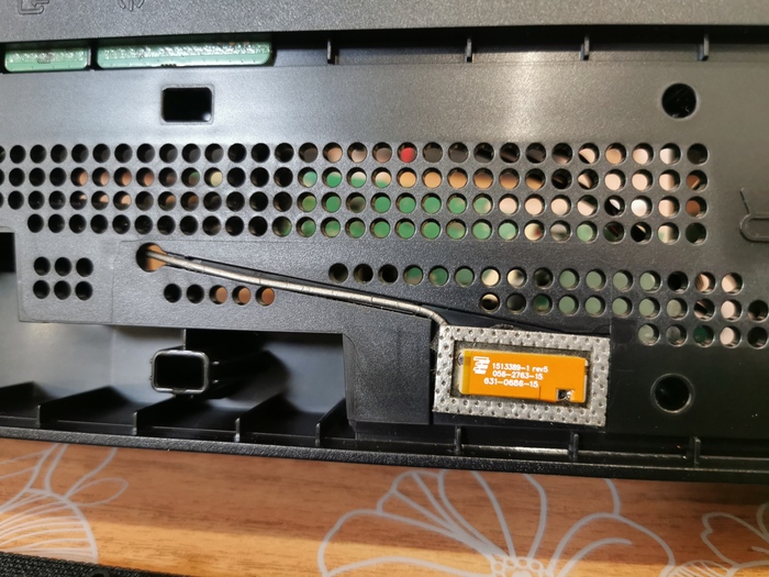 Так бы она вписалась на штатное место, но длины провода не хватит, это не беда