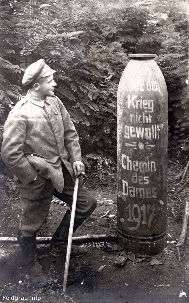 Немецкий солдат рядом со снарядом с надписью «Я не хотел войны», Шеми-де-Дам, Франция, 1917 год