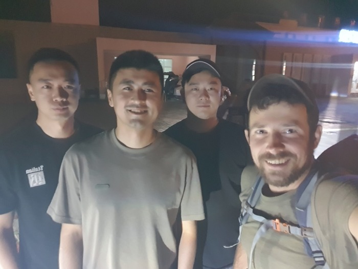 друзья Мурата тоже не чистые китайцы. один - наполовину монгол, а второй - тоже метис, забыл с кем