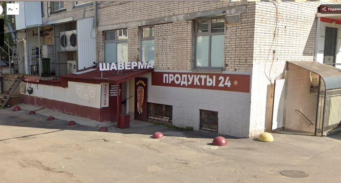 Местные рассказывали, что до открытия данной точки, в этих дворах бродячих собак было больше.