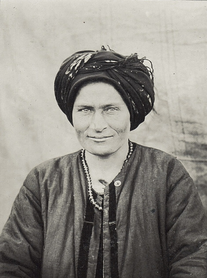 «Молодыця», молодая замужняя крестьянская женщина 22 лет. Херсонская губ.