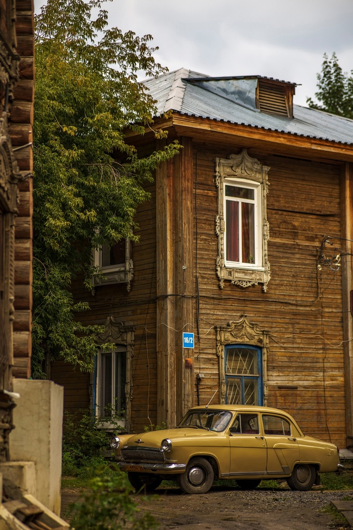 Старая Волга в старом томском дворе