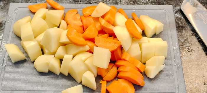 Ружу крупно морковь и картофель.