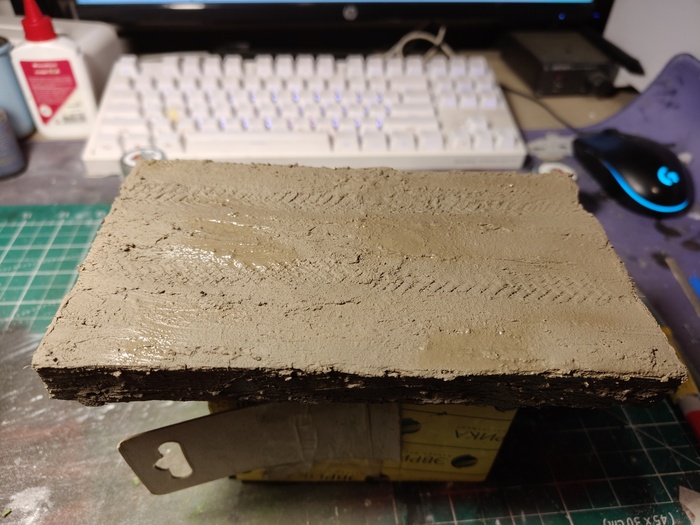 После высыхания гипса я окрасил поверхность. Краску делал самостоятельно, смешав пигмент цвета "темная русская земля" с водой (пропорции не подскажу, смешивал по ощущениям).