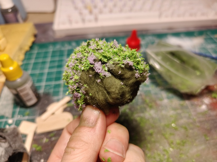 Кусты сирени я сделал из ваты. Перед нанесением цветочной присыпки я окрасил вату в зеленый цвет, чтобы не были видны просветы. Присыпку приклеил на ПВА.