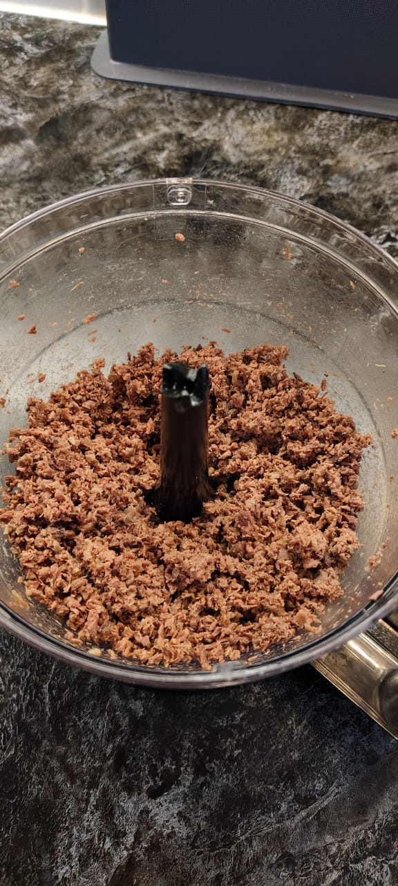 Вжух и фарш готов. Такой фарш из варёного мяса хорошо добавлять в "макароны по-флотски"