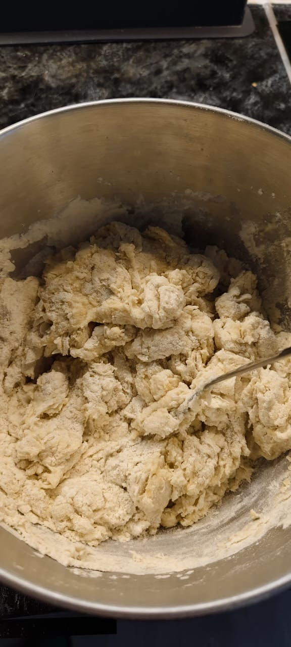 Смешиваю полчашки воды и молока (тёплые). Вливаю в муку. Замешиваю тесто сначала ложкой...