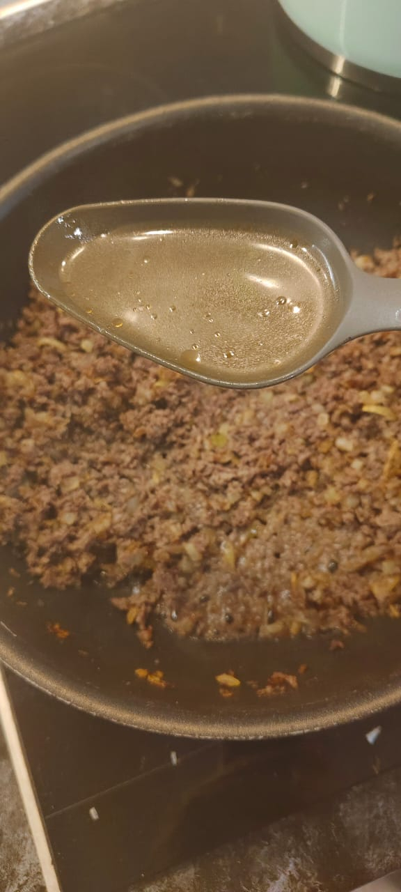 Вливаю пору ложек бульона из шурпы и тушу. Добавляю зелень( кинзу немного). Можно просто воды. Начинка у пирогов не должна быть сухой.