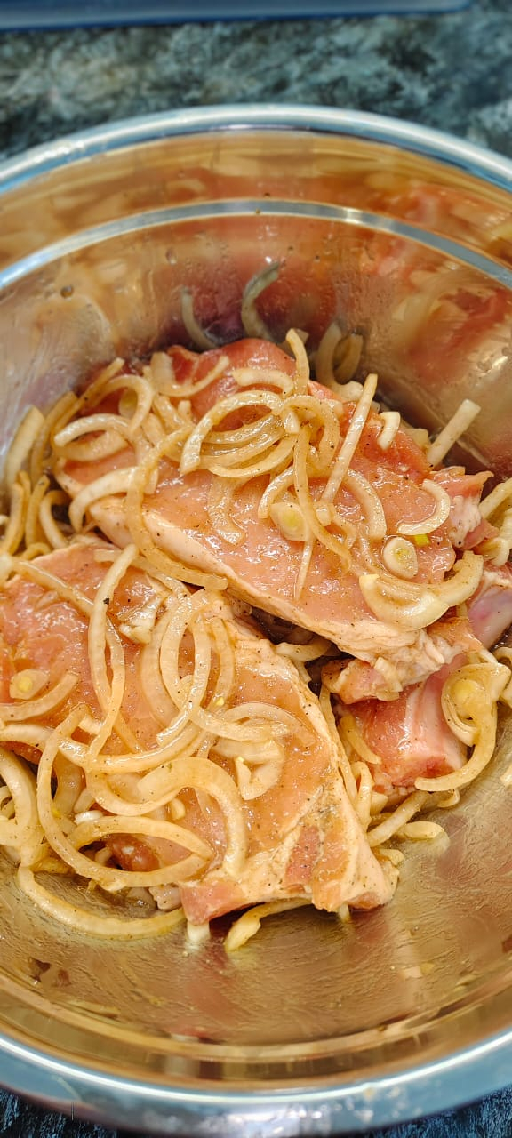 Соль можно не добавлять, соевый соус уже солёный.