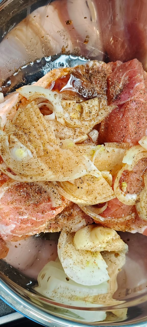 Мясо перекладываю в миску, складываю туда же лук, вливаю масло, соевый соус и всыпаю перец