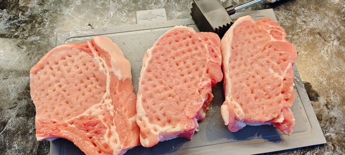 Слегка отбиваю, чтоб маринаду было легче проникнуть в мясо