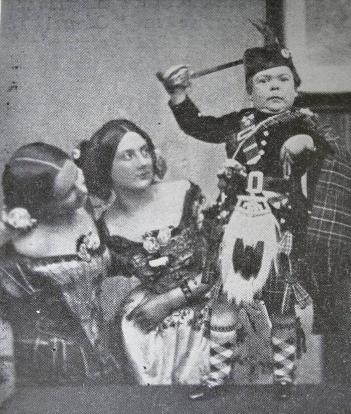 Генерал Том Тамб в горской одежде, 1860 год