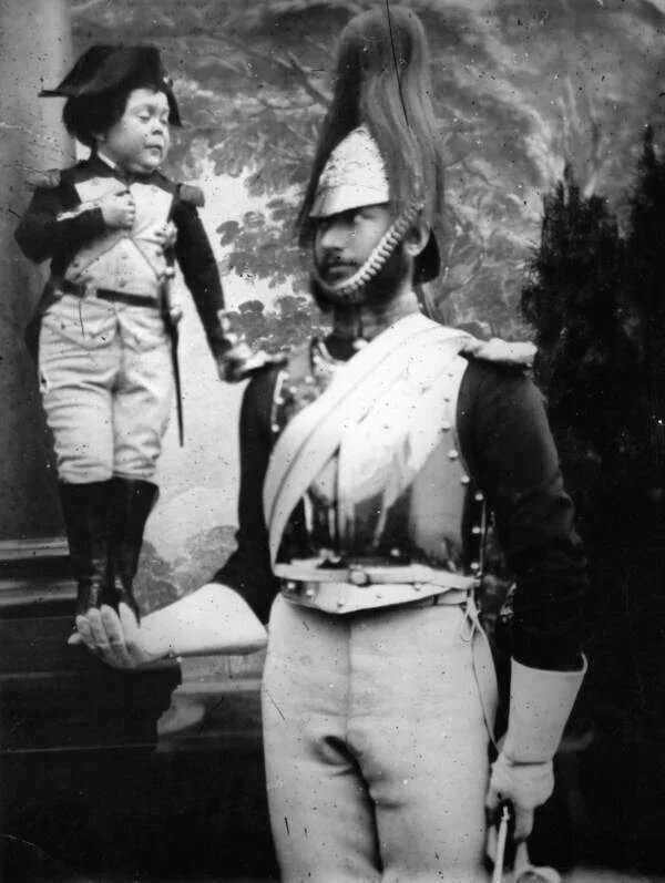 Мальчик-с-пальчик стоит на руке гвардейца