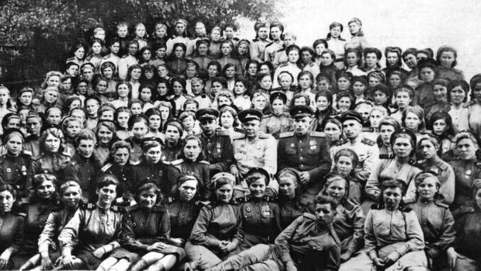 Дивизион зенитно-артиллерийского полка (вооружение - 37 мм АЗП-39). Подпись на оборотной стороне снимка - 329 МЗАП г. Комарно, Чехословакия, 1945 г.