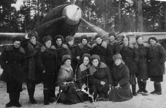 Женщины — техники у штурмовика Ил-2. 305-я штурмовая авиационная дивизия. Калининский фронт. В первом ряду вторая слева — авиационный специалист по вооружению и средствам связи сержант Юлия Евгеньевна Пермитина
