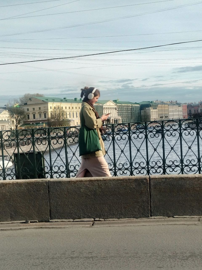 Просто фото вне контекста. Но девушка идёт тоже не спеша ))