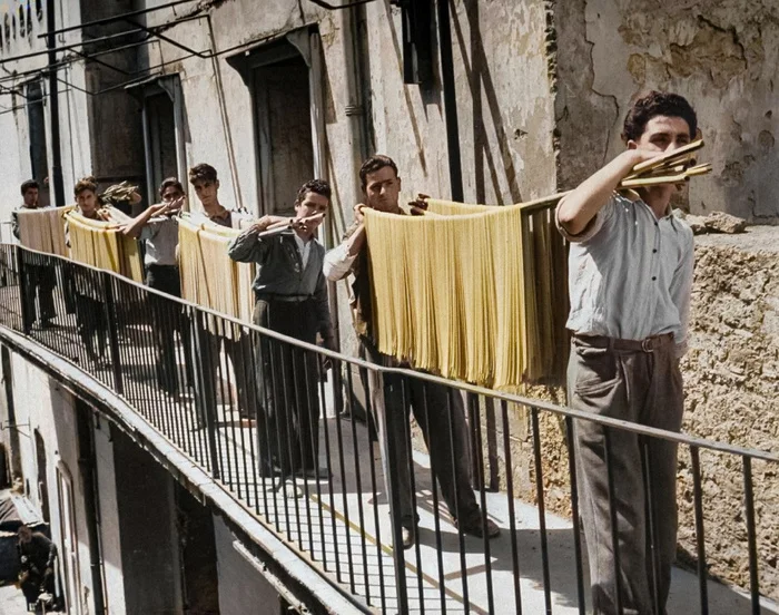 Осколки истории : Интересные и редкие ретро-фотографии Европы. 20 раскрашенных фотографий ХХ века. Часть XX 20 век, Историческое фото, Старое фото, Европа, Фотография, Швеция, Нидерланды (Голландия), Италия, Германия, Греция, Дания, Швейцария, Франция, Колоризация, Длиннопост