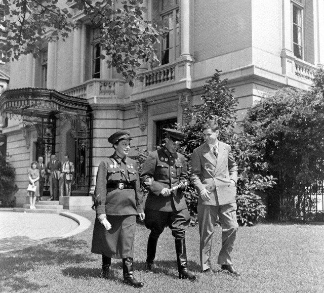 Фотография советской женщины-снайпера Людмилы Павличенко, сделанная во время её визита в США в сентябре 1942 года