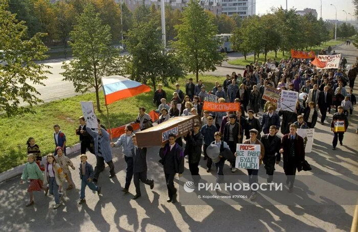 Интересные фотографии 90 -х (часть 113) 90-е, Детство 90-х, Ностальгия, Фотография, Эпоха, Знаменитости, Наоми Кэмпбелл, Roxette, Афганцы, Михей, Фильм Брат, Леня голубков, Группа Отпетые мошенники, Якубович, Кабаре-дуэт «Академия», Подборка, Длиннопост