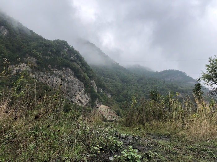 Туман спускается на величественные горы Владикавказа