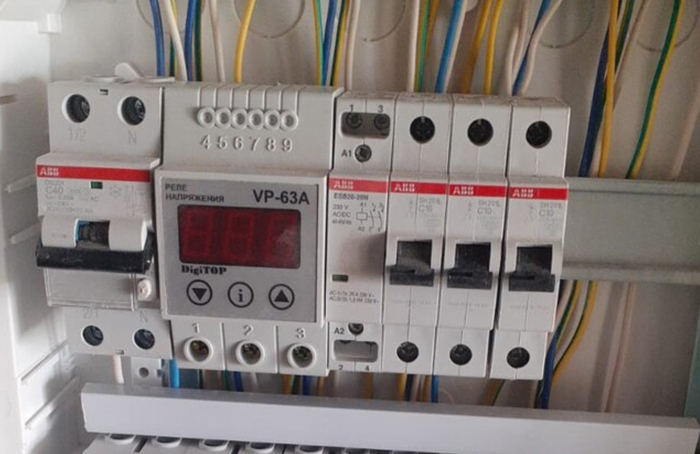 Справа от Дигитопа - контактор на 20А. Читатель, который мне прислал это фото, пояснил на ломаном русском, что так купил заказчик.