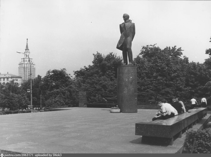 Памятник Лермонтову в 1970-х годах. Автор фото: Ф.П. Носков. С сайта <!--noindex--><a href="https://pikabu.ru/story/muzhik_v_pidzhake__istoriya_pamyatnika_na_krasnyikh_vorotakh_v_moskve_12665287?u=http%3A%2F%2Fwww.pastvu.com&t=www.pastvu.com&h=3a9dc09f3a362ad923b8078d477795b9581f7c33" title="http://www.pastvu.com" target="_blank" rel="nofollow noopener">www.pastvu.com</a><!--/noindex-->.