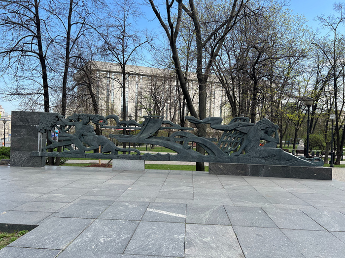 Прорезной бронзовый рельеф слева от памятника, 2025. Фото моё.