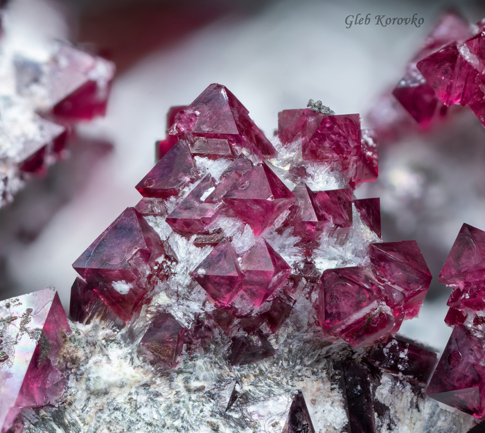 Сросток кристаллов техногенной шпинели около 4мм шириной.