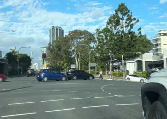 На дорогах Австралии есть вся разметка, особенно на перекрестках, что очень удобно.