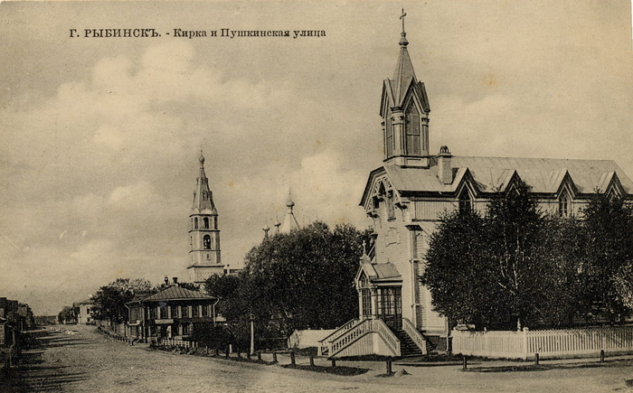 Немецкая лютеранская кирха на Пушкинской улице между Карякинской (в советское время - Фрунзе) и Покровской (позже - Кирочная) улиц. Снесена в 1970-х года ради строительства нового здания авиационного университета. За ней виднеется Спасская церковь.