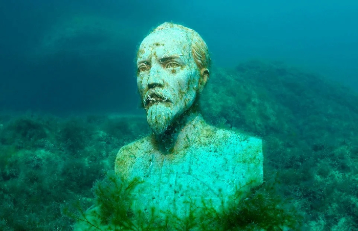 Железный Феликс тревожно всматривается в морскую даль