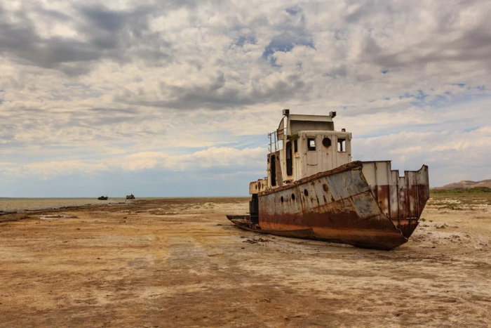 Территория Аральского моря в районе узбекского Муйнака